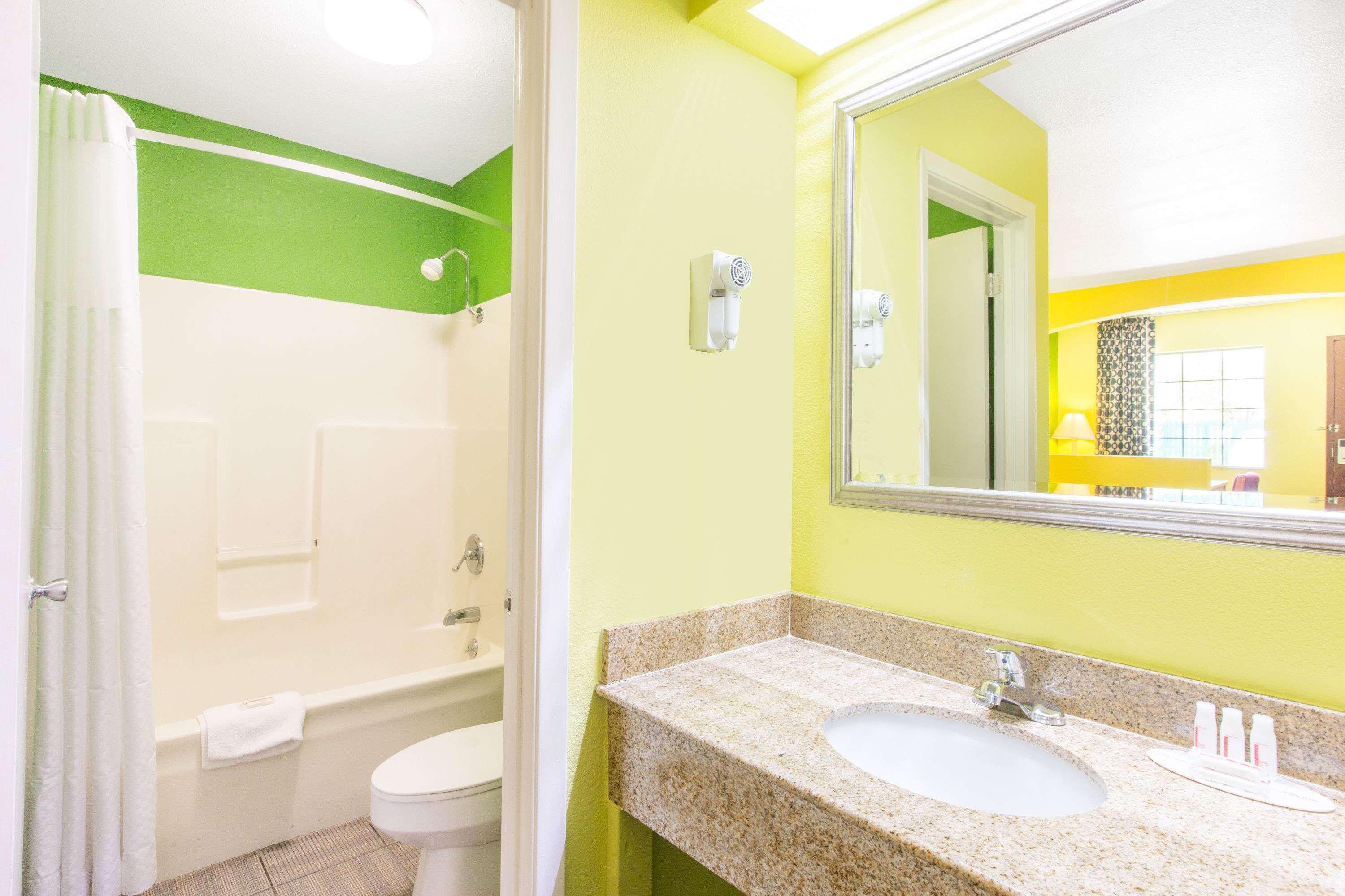 Days Inn By Wyndham Fulton Bagian luar foto